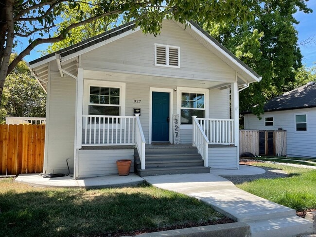 Building Photo - Darling Old Roseville Home - Dog Friendly!