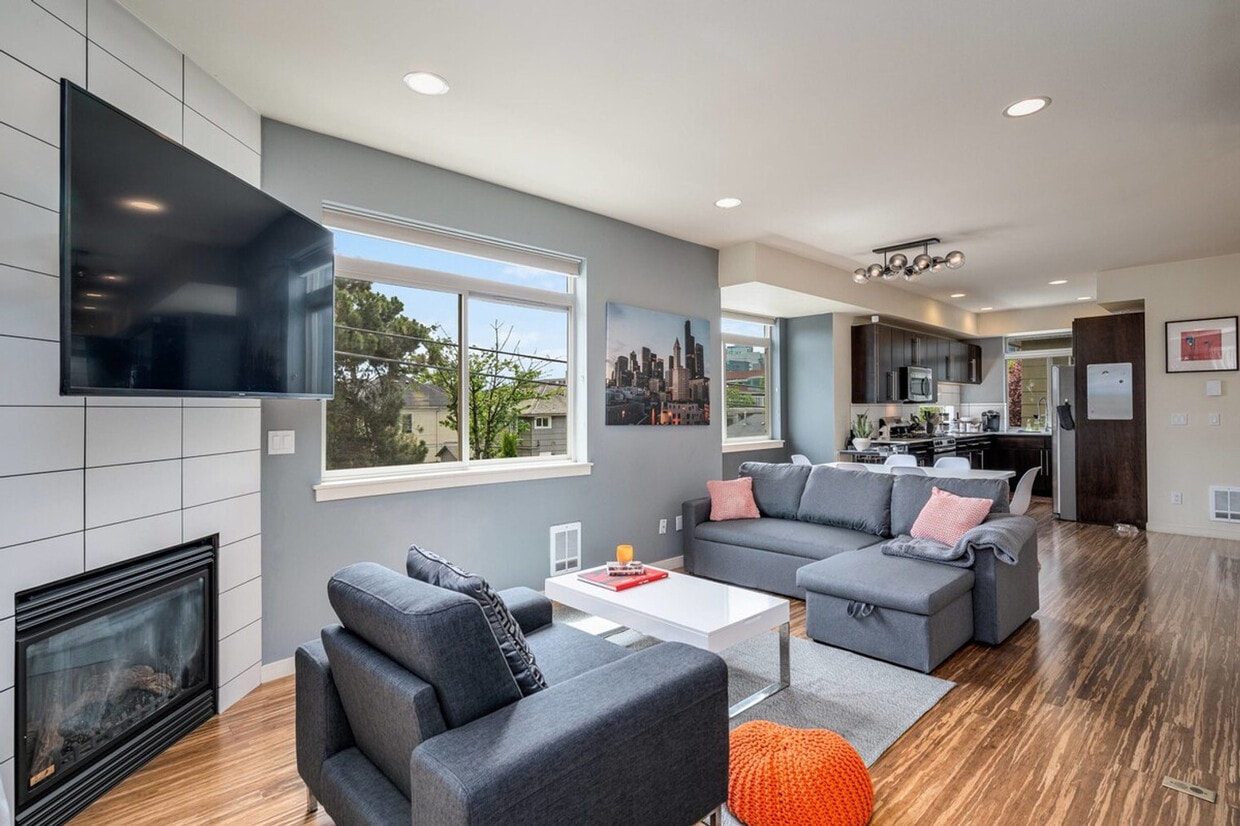 Primary Photo - 1220 E Columbia St