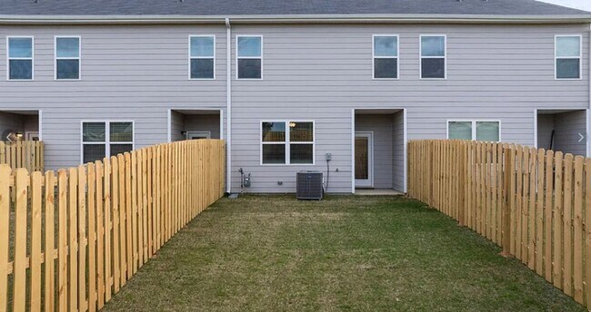 Foto del edificio - 733 Grovebury Ct