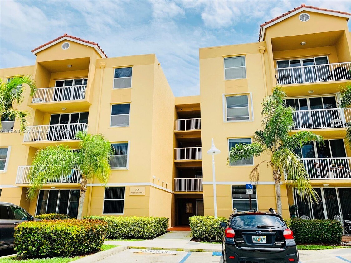 529 E Sheridan St Unit 302, Dania Beach, FL 33004 Condo for Rent in
