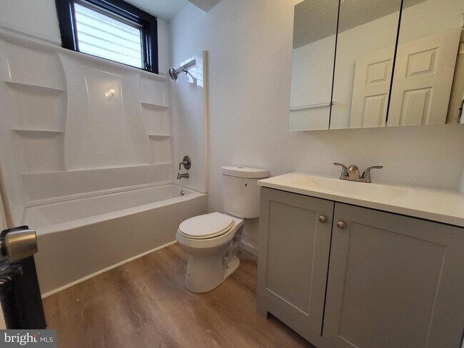 Foto del edificio - 327 N Burlington St