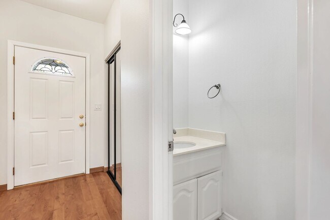 Foto del edificio - Spacious 2BR/2.5BA Townhome in Prime Milpi...