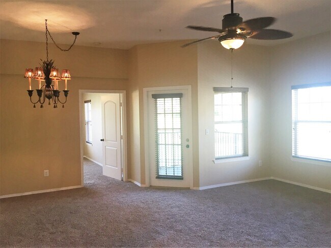 Building Photo - Beautiful 3 bedroom 2 Bath Townhome