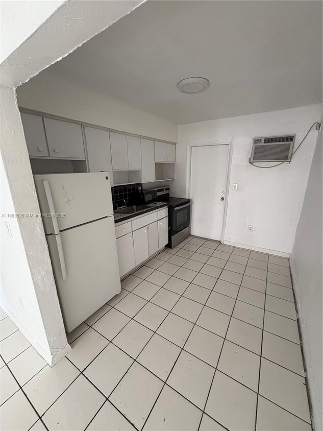 Foto principal - 2 bedroom in Miami FL 33142