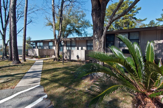 Building Photo - Hillcrest Villas