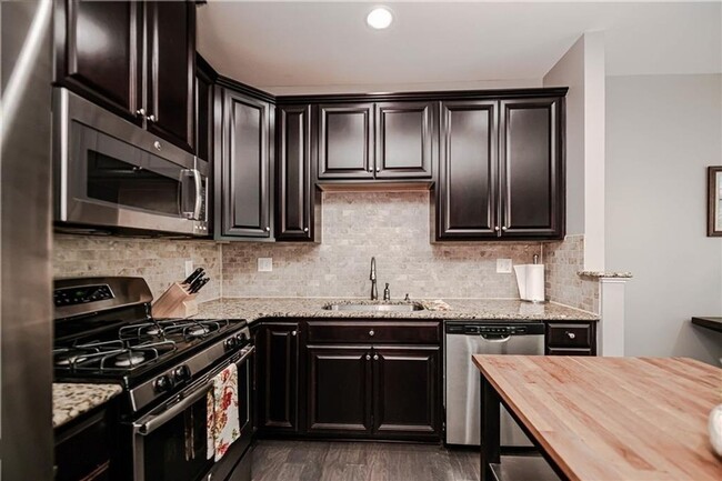 Foto del edificio - Charming 2BR Townhome in Charlotte