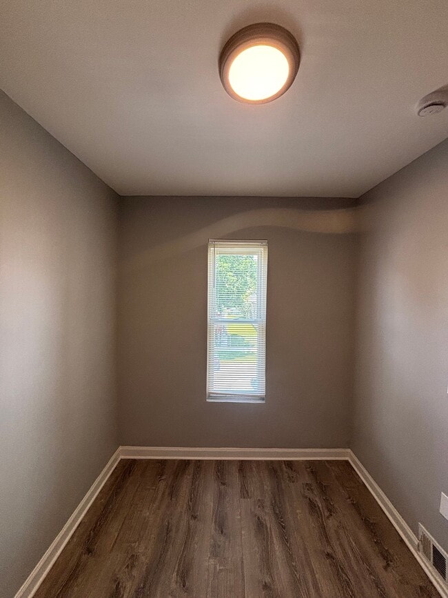 Building Photo - 707 E 92nd Pl