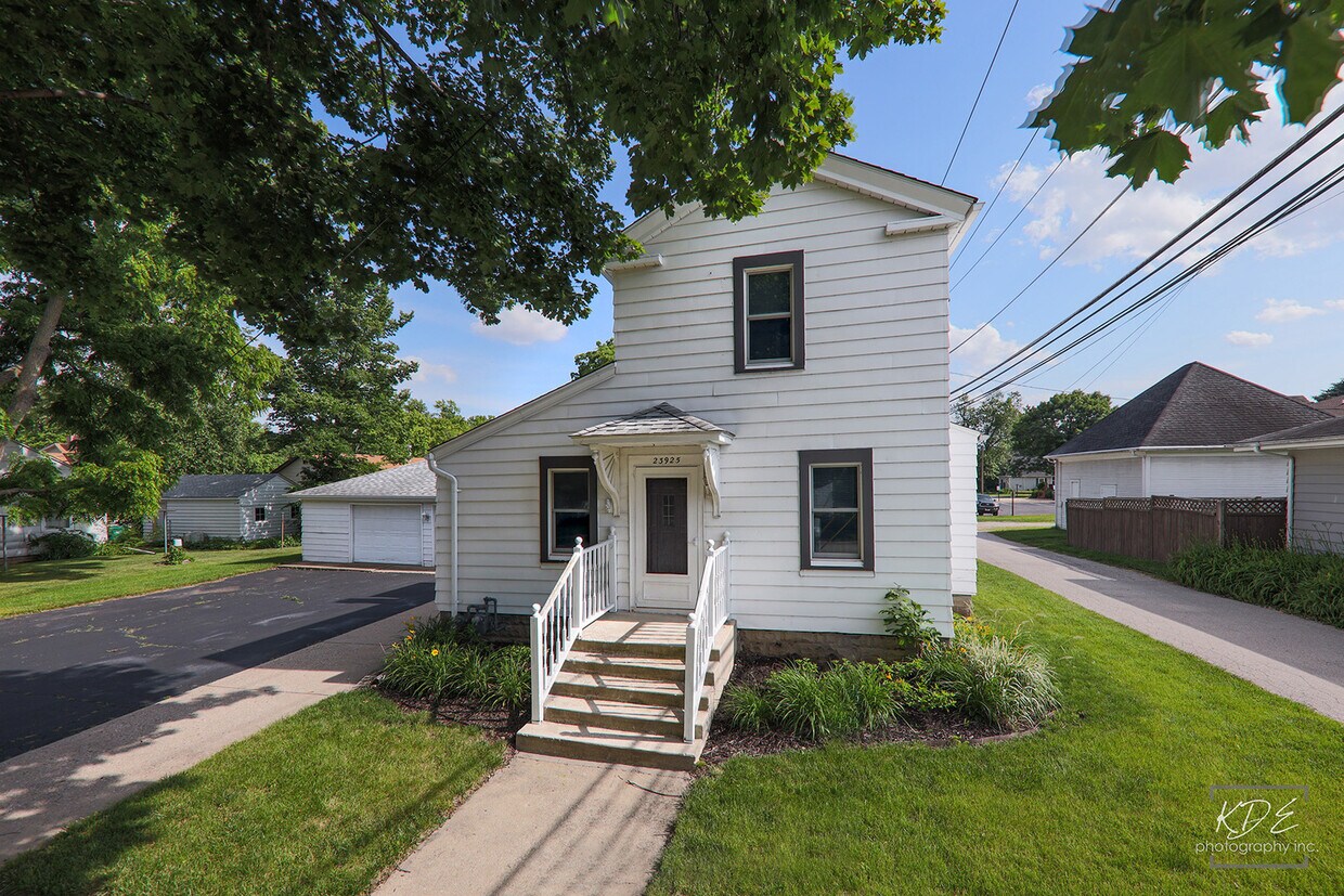 Primary Photo - 23925 Chicago St