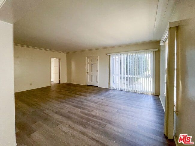 Building Photo - 1365 Masselin Ave