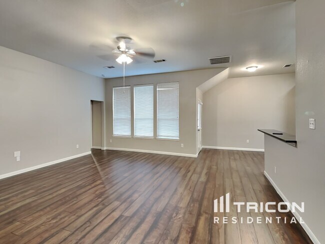 Building Photo - 102 Oak Hollow Ln