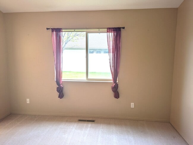 Building Photo - Spacious 4 bedroom home