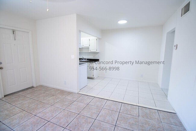 Foto del edificio - Holiday Special- 1 Bedroom, 1 Bath- Pool-Laundry on Site- Available Now