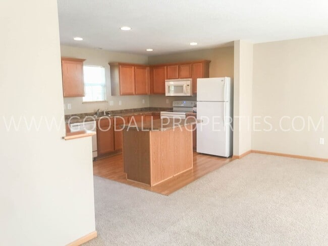 Building Photo - 2 Bedroom, 2.5 Bath Townhome in Urbandale with two car garage.