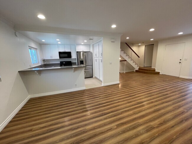 Breakfast Bar / Dining area - 1583 W Jefferson Blvd