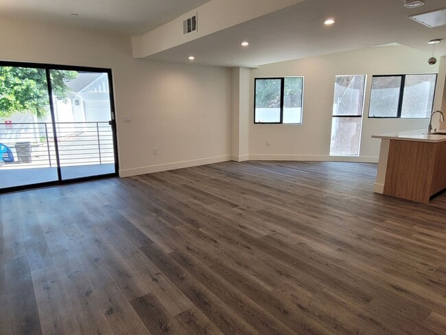 Building Photo - 862 Moraga Dr