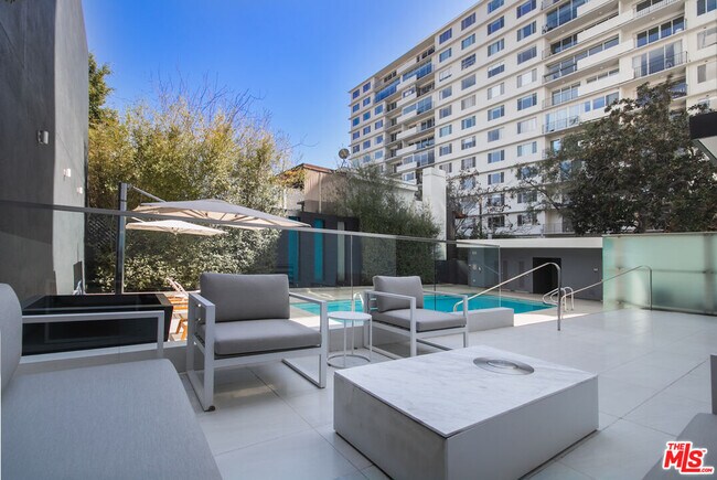 Foto del edificio - 838 N Doheny Dr