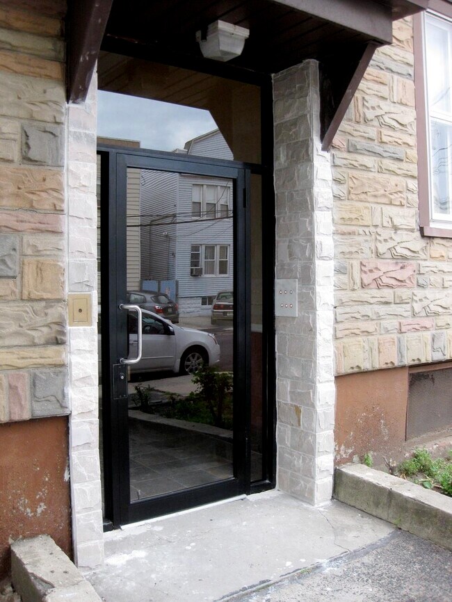 Foto del edificio - 158 Terhune Ave