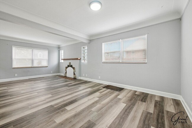Building Photo - 3 bedroom bungalow $1500