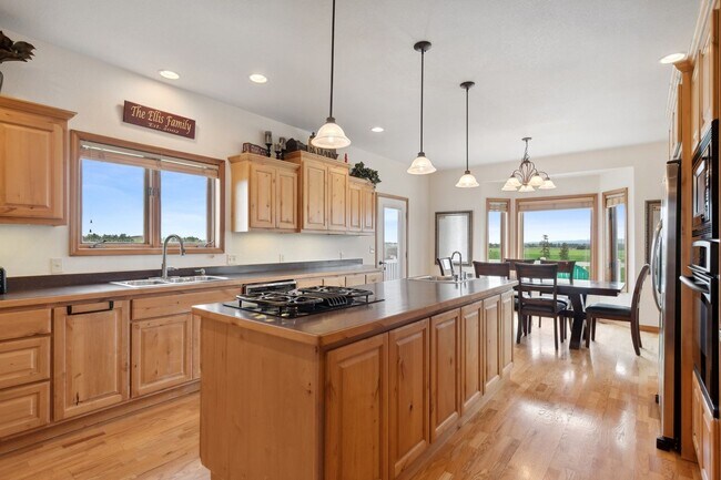 Foto del edificio - Available For Rent Mid October! 5-bedroom,...