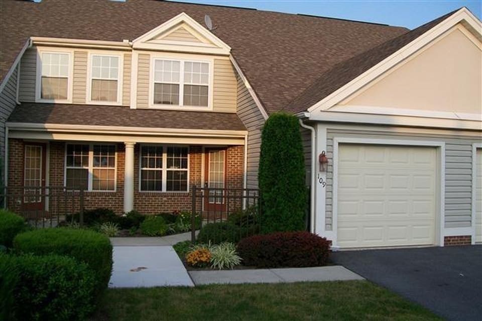 Primary Photo - Beautiful 3 Bedroom Townhouse