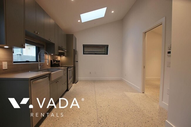 Building Photo - Kerrisdale Laneway House Rental 3-2060 Wes...