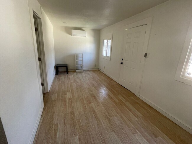 Foto del edificio - Beautifully maintained detached house with A/C, parking, refrigerator, washer and dryer, private ...