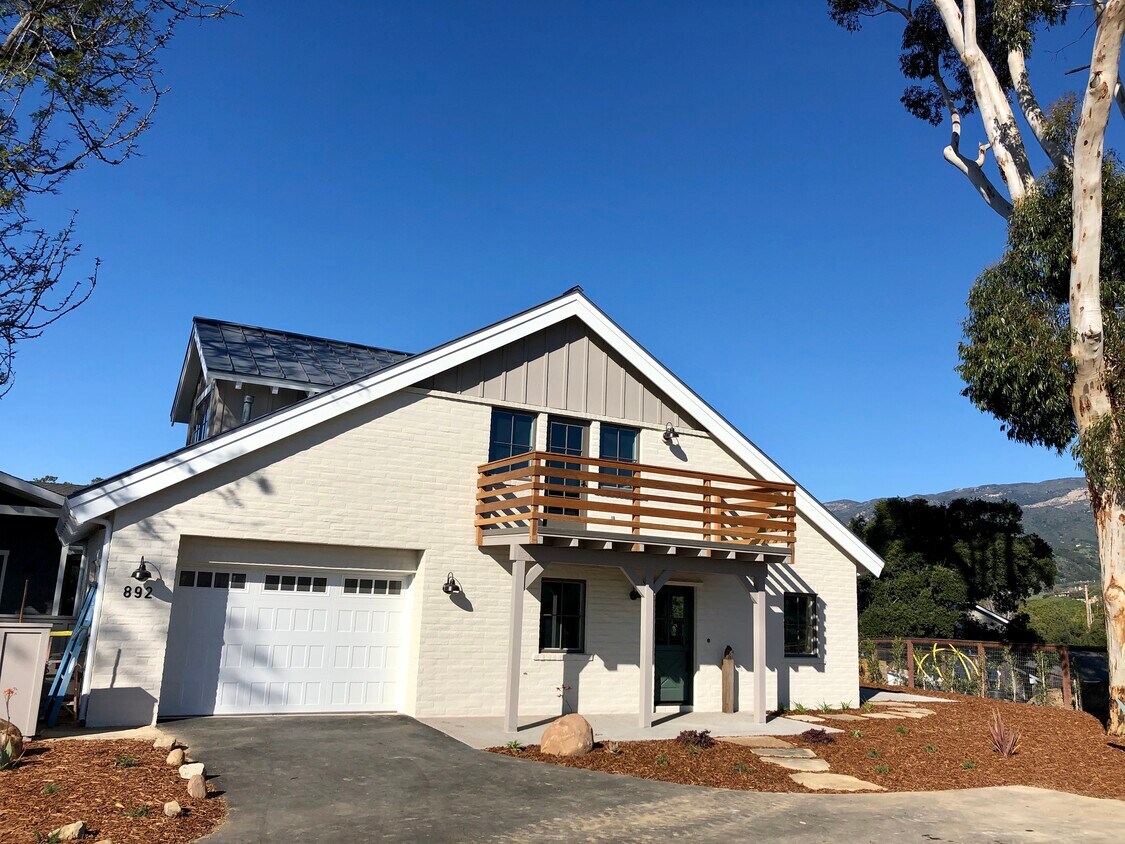 Front view - 892 Cambridge Dr