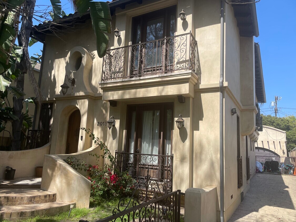 Custom Home 3/3 + Ofc 4th BDRM Frplc Mtr - 2018 Glendon Ave
