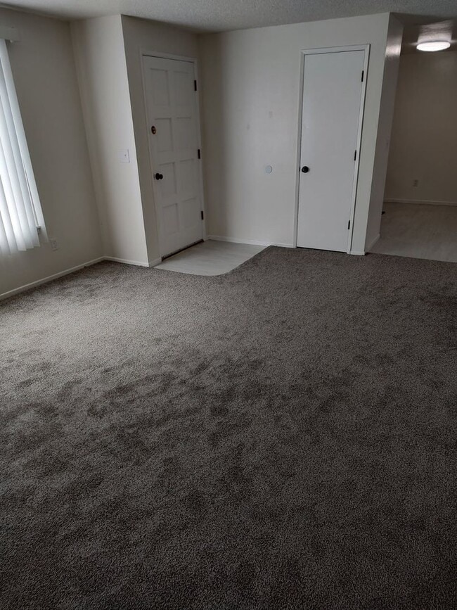 Building Photo - Available Sept. 1st.~ 3 bedroom and 1 bath...