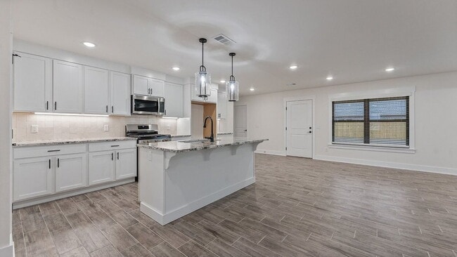 Photo - "Charming 3-Bedroom Retreat with Granite Finishes & Cozy Fireplace in Farmington!" Apartment