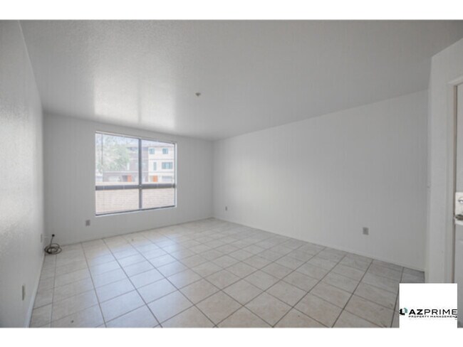 Foto del edificio - $1495 OFF FIRST MONTH'S RENT MOVE IN SPECIAL!  Wake up to Effortless Desert Living in this Charming