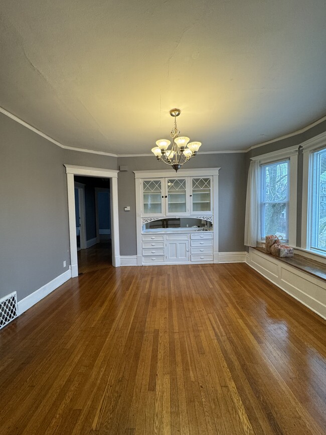 Dining Area - 2902 N Prospect Ave