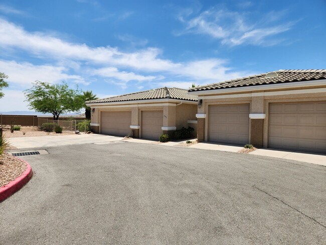 Building Photo - SINGLE STORY TOWNHOME-JUST REMODELED