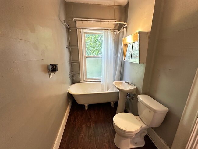 Building Photo - 138 W Beard Ave