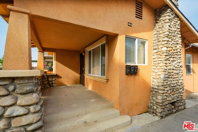 Building Photo - 333 W 70th St