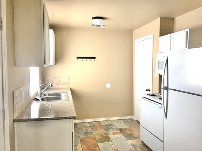 Building Photo - Spacious 1/1 Close to TTU & Downtown