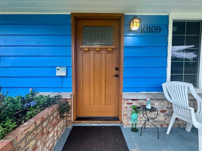 Foto del edificio - Charming 3-Bedroom Home in Lakewood with Spacious Yard & Modern Comforts