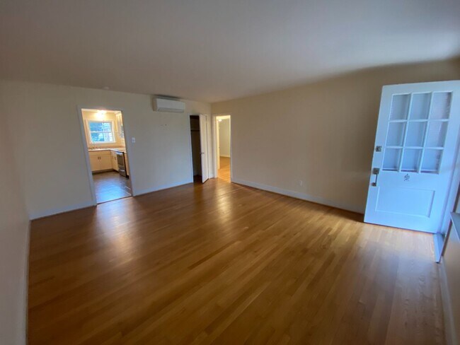 Building Photo - Two-Bedroom Apartment Directly Across from Forest Hill Park. Great Location!