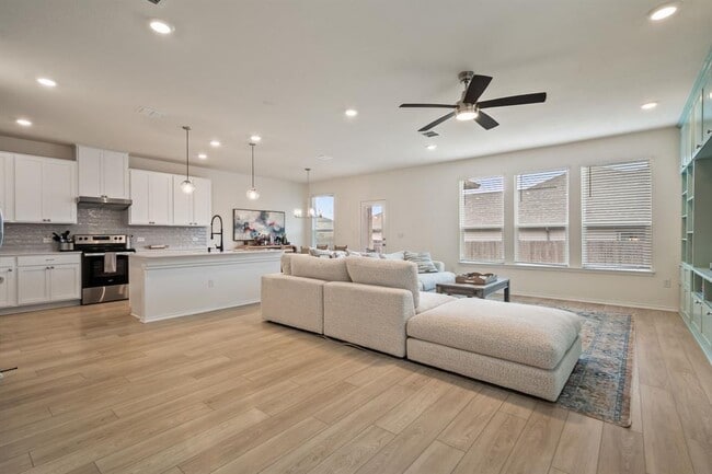 Building Photo - 7805 House Finch Dr