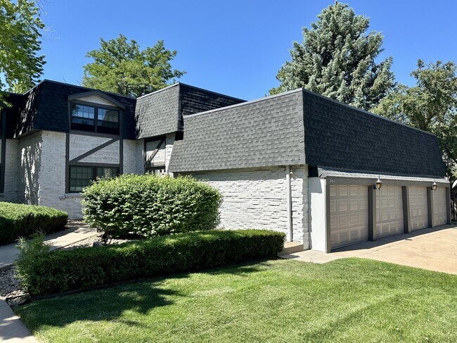 Building Photo - 3511 S Hillcrest Dr
