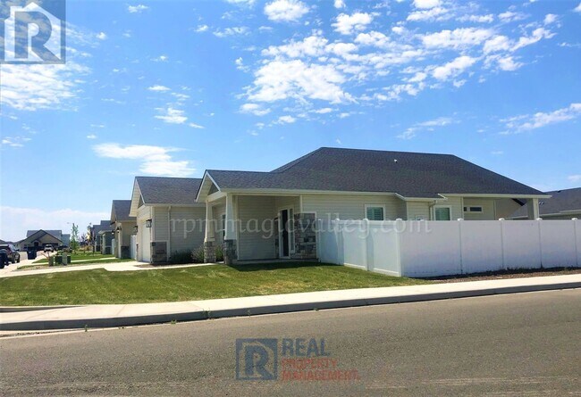 Foto del edificio - Beautiful 3 bedroom, 2 bath Available 7/8/...