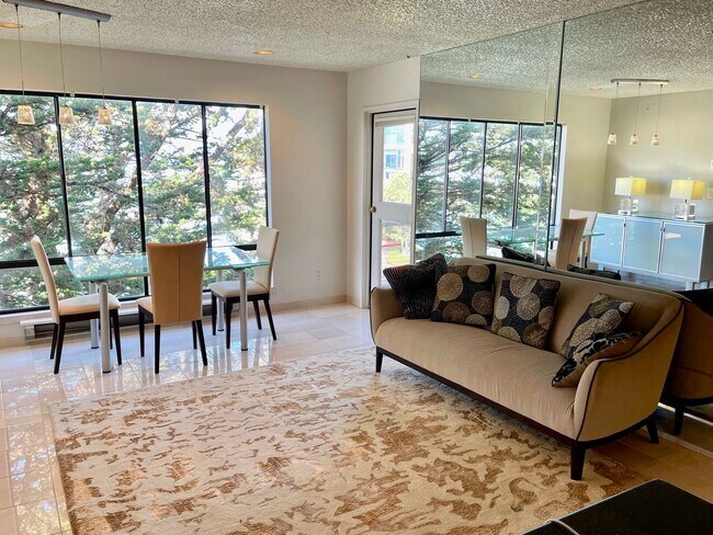 Foto del edificio - Designer Living in Waterfront Furnished Condo