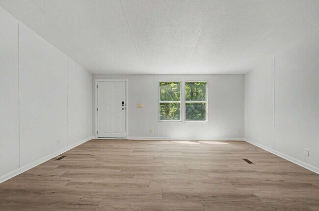 Foto del edificio - Updated 3-Bedroom Home on 10 acres in Chapel Hill