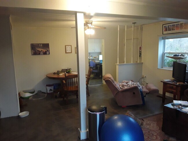 Building Photo - Cozy two bedroom apartment!