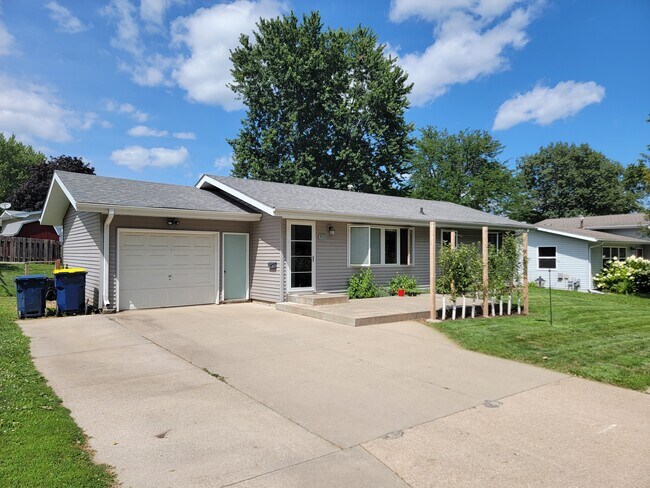 Building Photo - 512 Spruce Dr