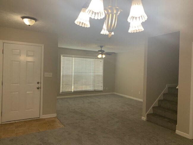 Foto del edificio - CHARMING 3 BEDROOM 2.5 BATH IN ELLENWOOD, GA!