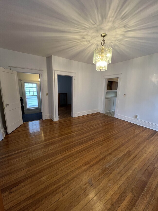 Comedor - 25 Cuyler Ave