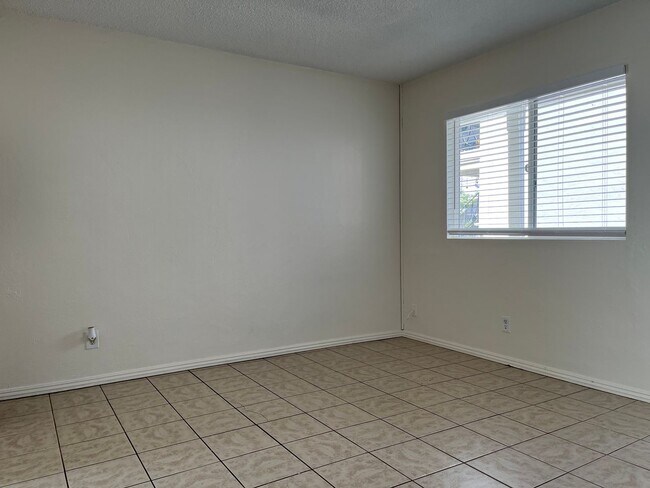 Building Photo - **Move in special $ 500 off 1st month's re...