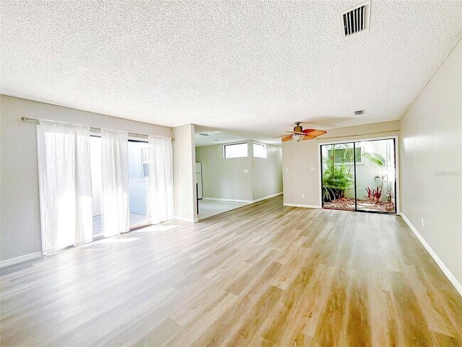 Foto del edificio - 6576 Sweetbriar Ln