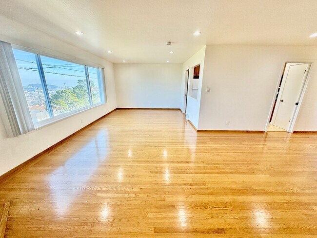 Building Photo - Updated Upstairs 3Bed/2Ba Home in Daly City with Views!